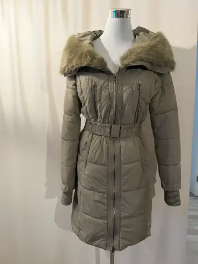 Parka larga acolchado con capucha y cinturón - miniatura 1
