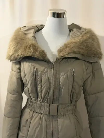 Parka larga acolchado con capucha y cinturón - miniatura 2