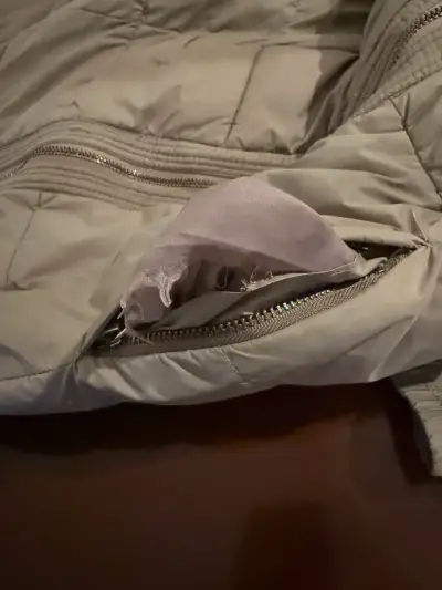 Parka larga acolchado con capucha y cinturón - miniatura 4