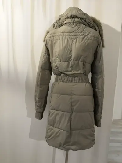 Parka larga acolchado con capucha y cinturón - miniatura 6
