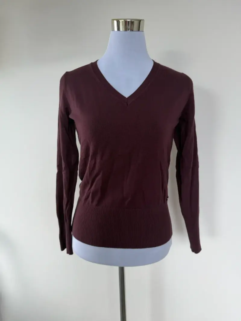 Suéter de mujer color burdeos con cuello en V - 1