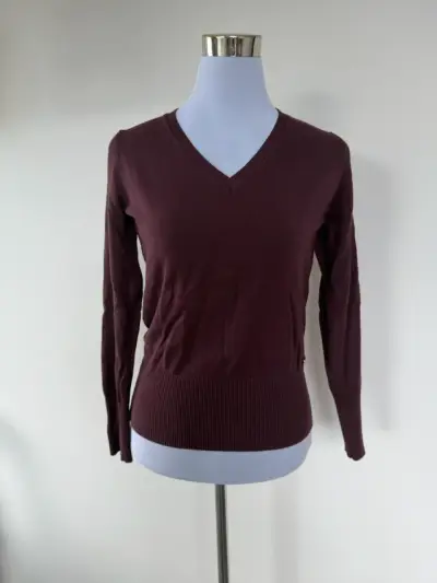 Suéter de mujer color burdeos con cuello en V - miniatura 1