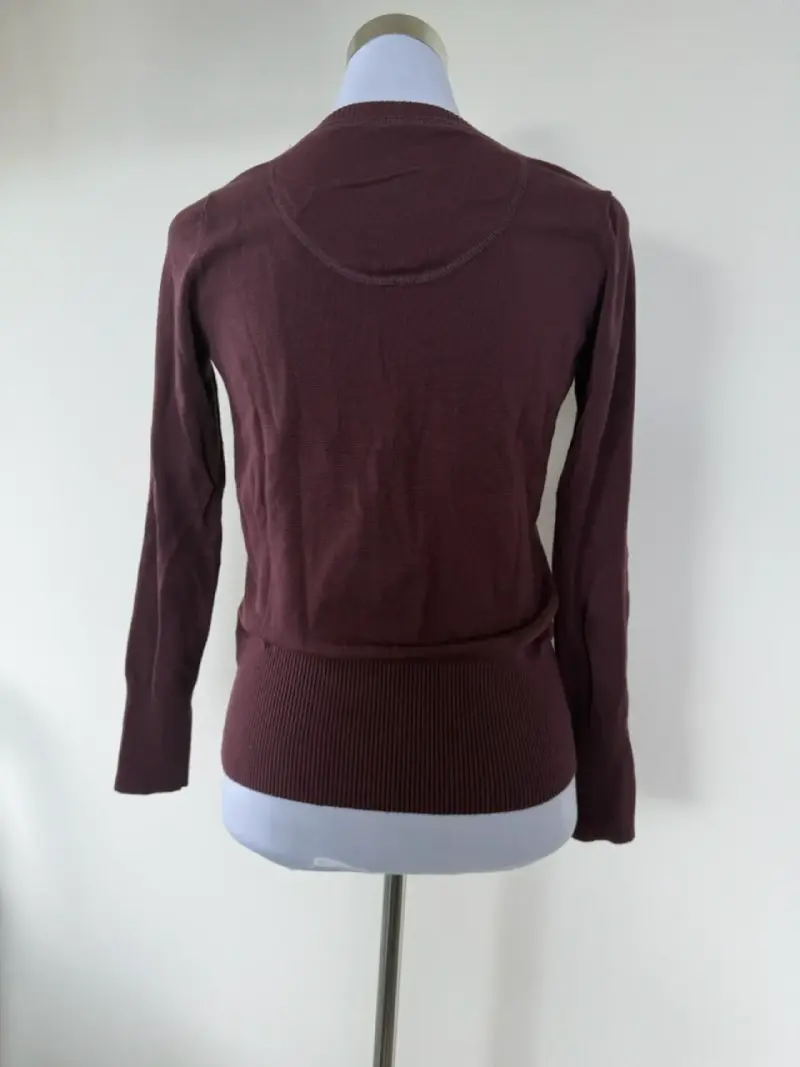Suéter de mujer color burdeos con cuello en V - 2