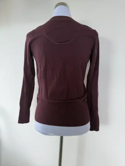 Suéter de mujer color burdeos con cuello en V - miniatura 2