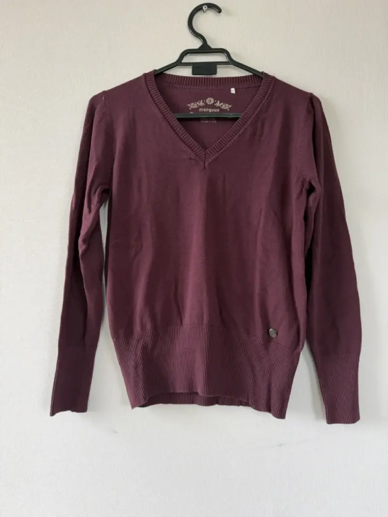 Suéter de mujer color burdeos con cuello en V - 3