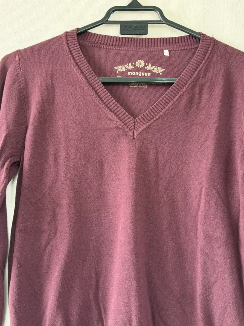 Suéter de mujer color burdeos con cuello en V - 4