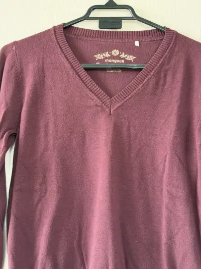 Suéter de mujer color burdeos con cuello en V - miniatura 4