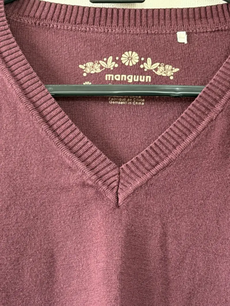 Suéter de mujer color burdeos con cuello en V - 5