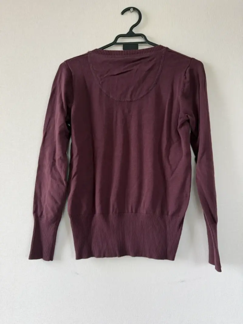 Suéter de mujer color burdeos con cuello en V - 6