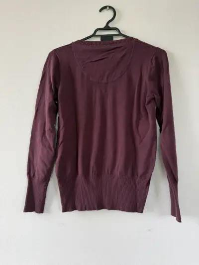 Suéter de mujer color burdeos con cuello en V - miniatura 6