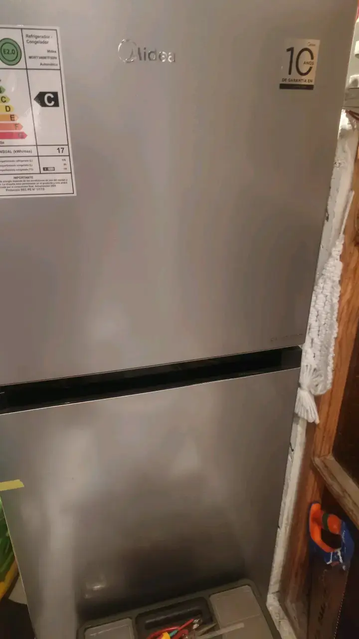 Refrigerador Midea de dos puertas en buen estado - 1