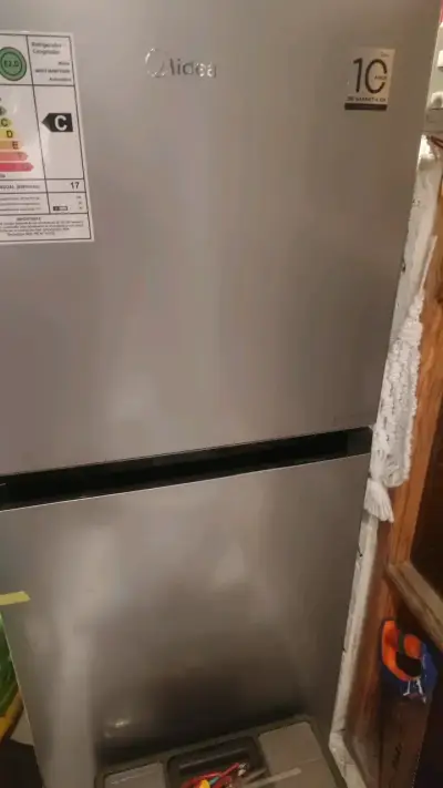 Refrigerador Midea de dos puertas en buen estado - miniatura 1