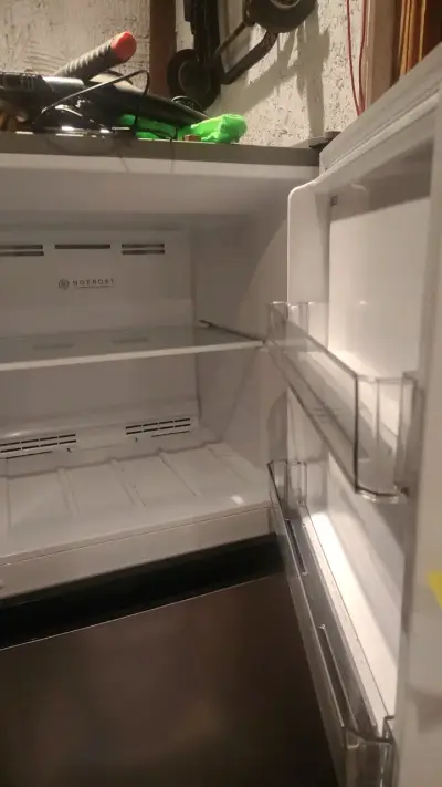 Refrigerador Midea de dos puertas en buen estado - miniatura 2