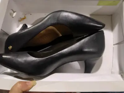 Zapatos de tacón negros elegantes - miniatura 1