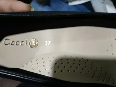 Zapatos de tacón negros elegantes - miniatura 2