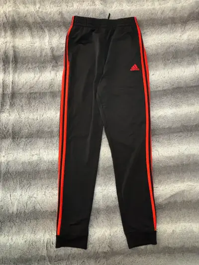 Pantalones deportivos negros con franjas rojas - miniatura 1