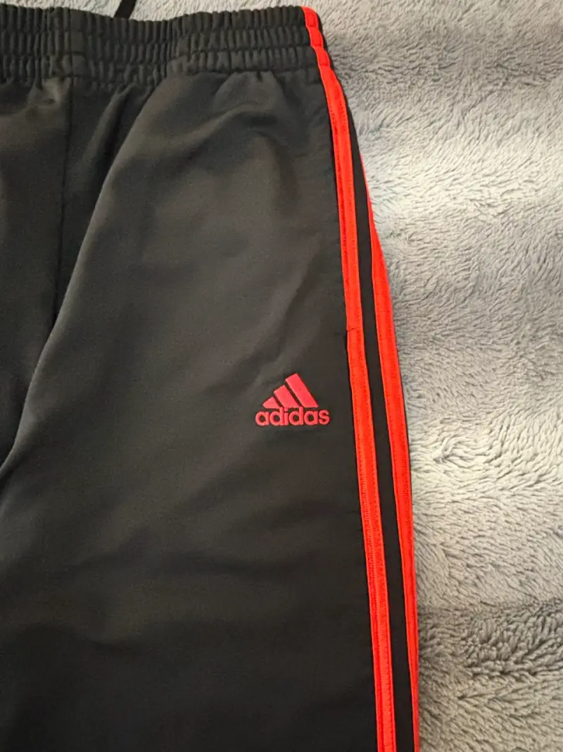 Pantalones deportivos negros con franjas rojas - 2