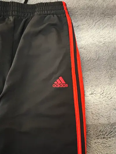 Pantalones deportivos negros con franjas rojas - miniatura 2
