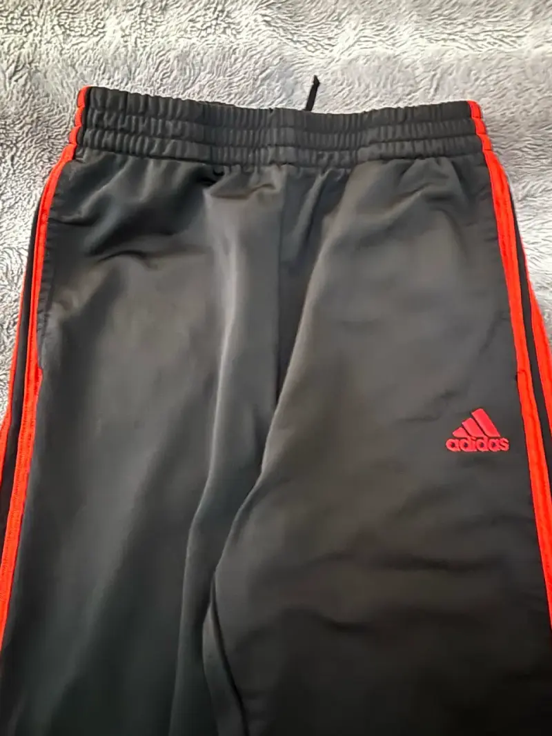 Pantalones deportivos negros con franjas rojas - 3
