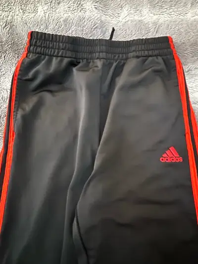Pantalones deportivos negros con franjas rojas - miniatura 3