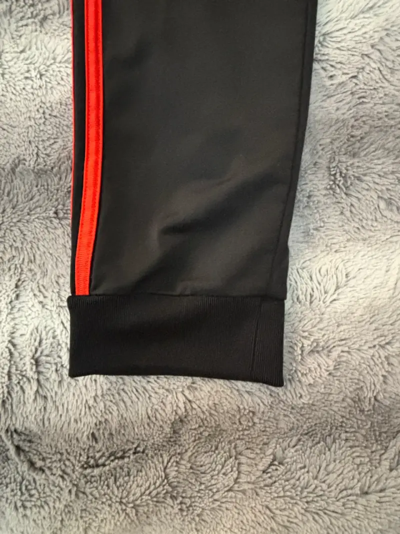 Pantalones deportivos negros con franjas rojas - 4