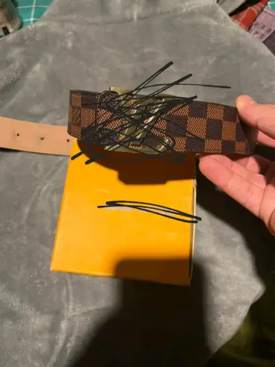 Cinturón de cuero con hebilla dorada - miniatura 2