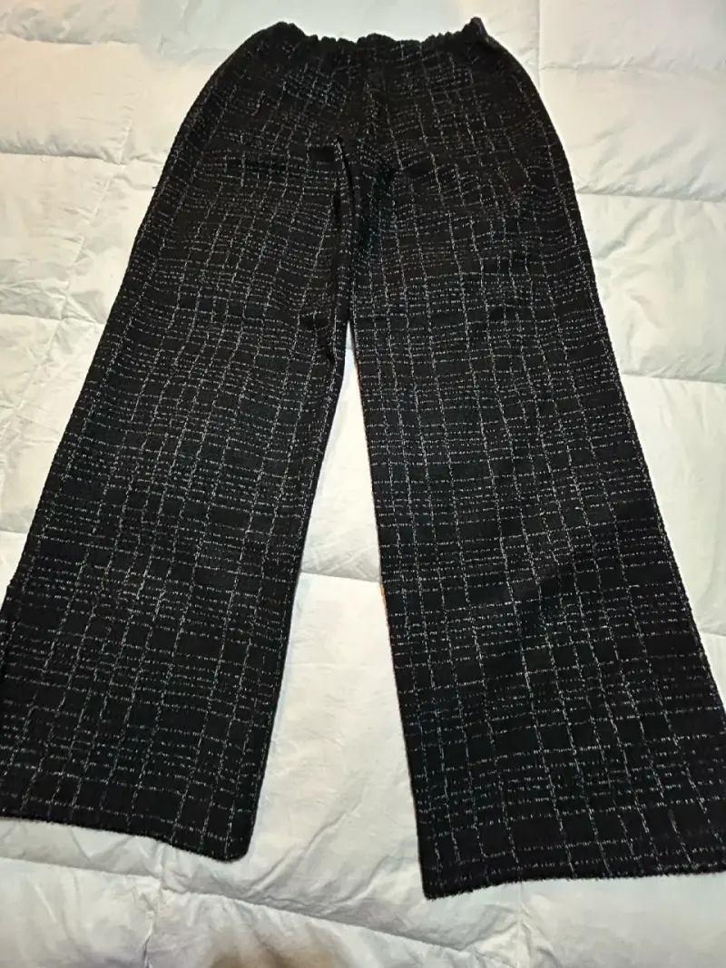 Pantalón de mujer negro con diseño a cuadros - 1