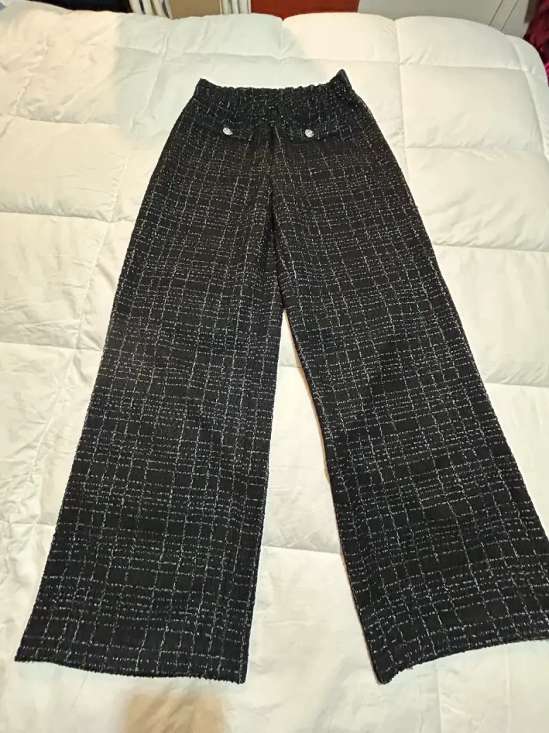 Pantalón de mujer negro con diseño a cuadros - 2