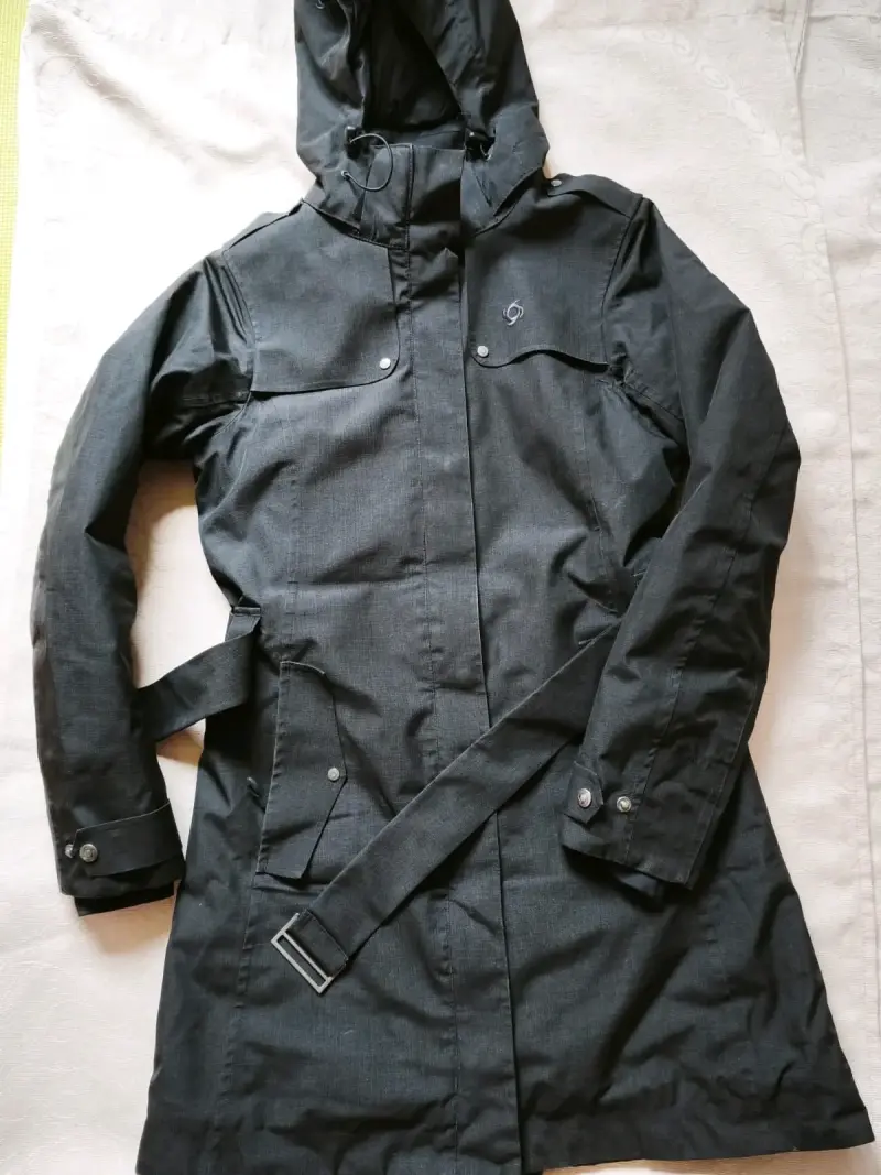 Abrigo impermeable negro con capucha - 1