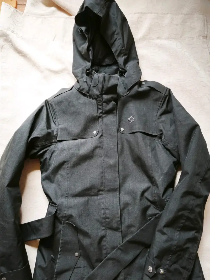 Abrigo impermeable negro con capucha - 2