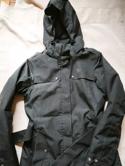 Abrigo impermeable negro con capucha - miniatura 2