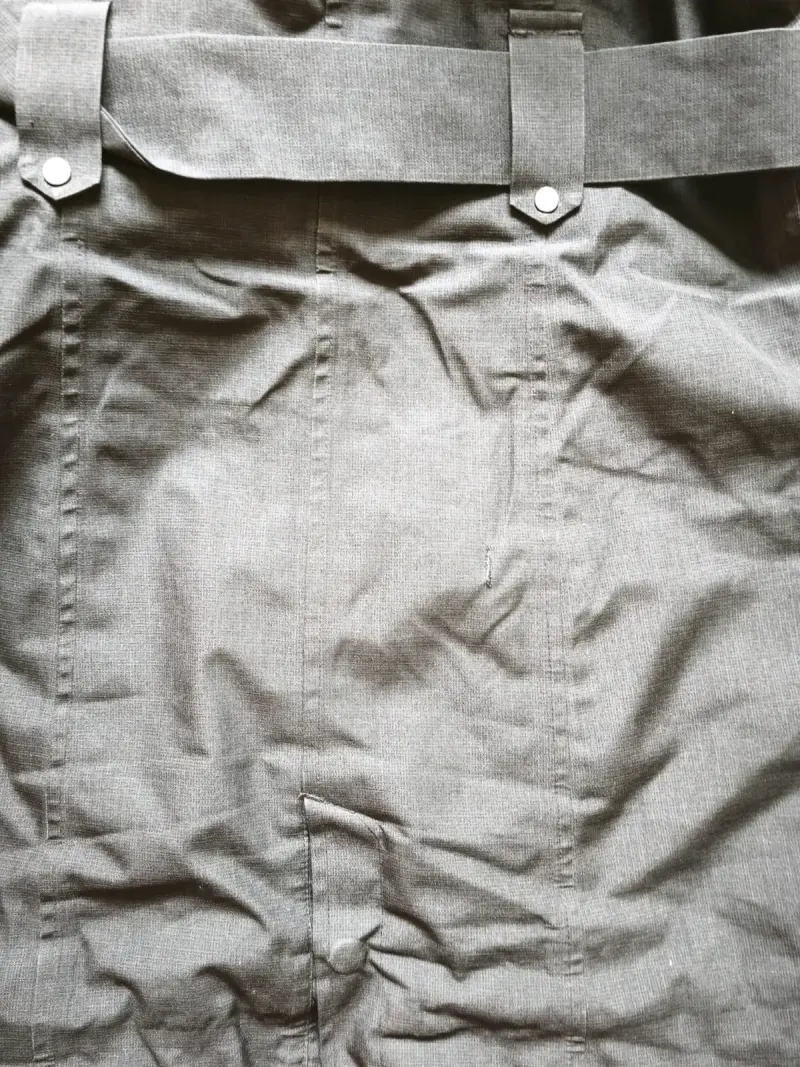 Abrigo impermeable negro con capucha - 5