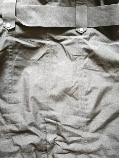 Abrigo impermeable negro con capucha - miniatura 5