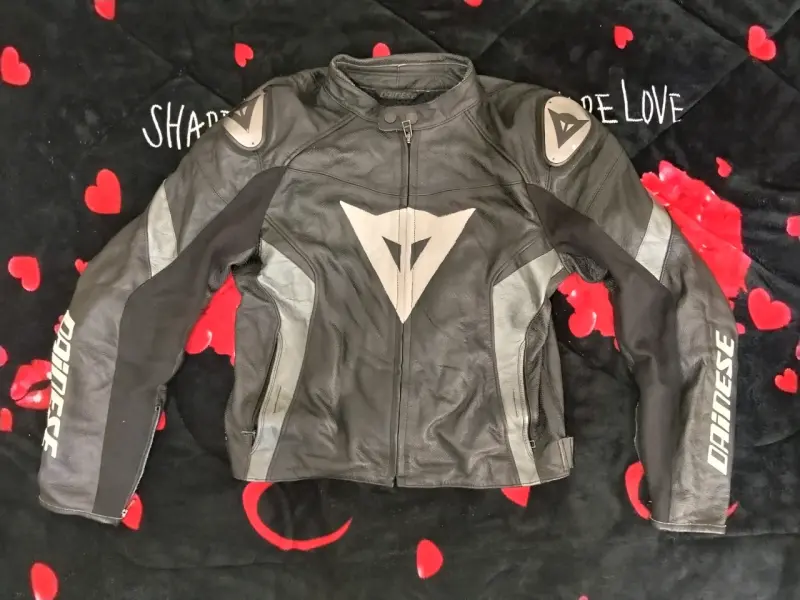Chaqueta de cuero para moto Dainese negra y mas - 1