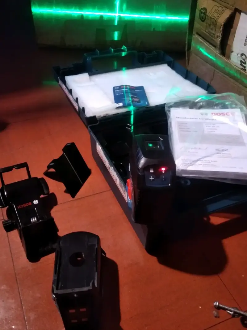 Nivel láser Bosch profesional con accesorios - 1