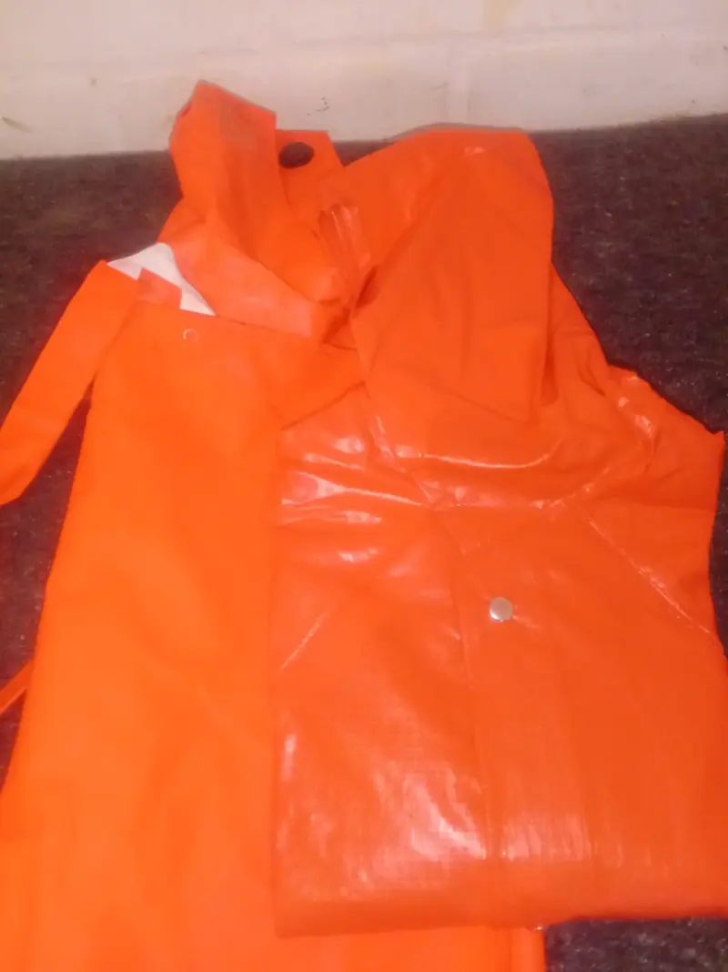 Impermeable naranja para lluvia resistente - 1