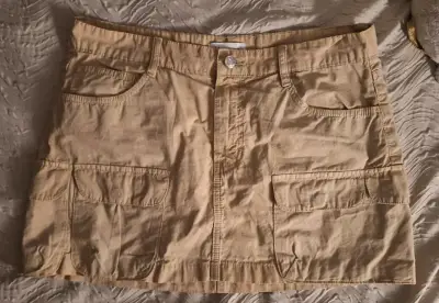 Falda corta ZARA beige con bolsillos cargo Talla L - miniatura 1