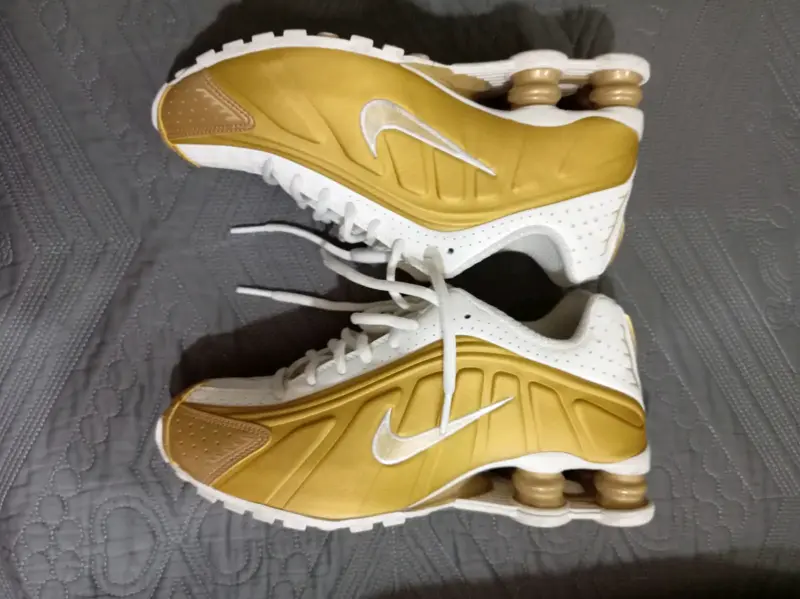 Zapatillas deportivas Nike shock doradas y blancas - 1