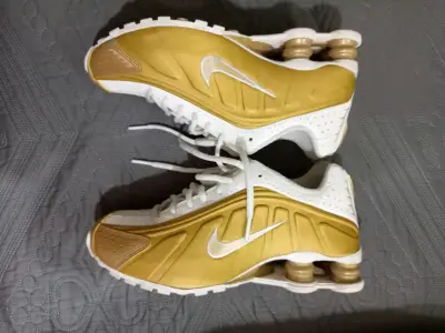 Zapatillas deportivas Nike shock doradas y blancas - miniatura 1