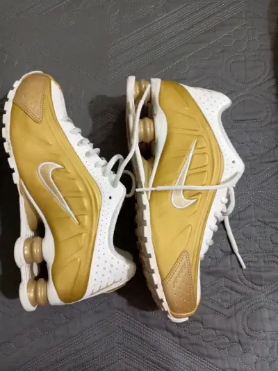 Zapatillas deportivas Nike shock doradas y blancas - miniatura 3