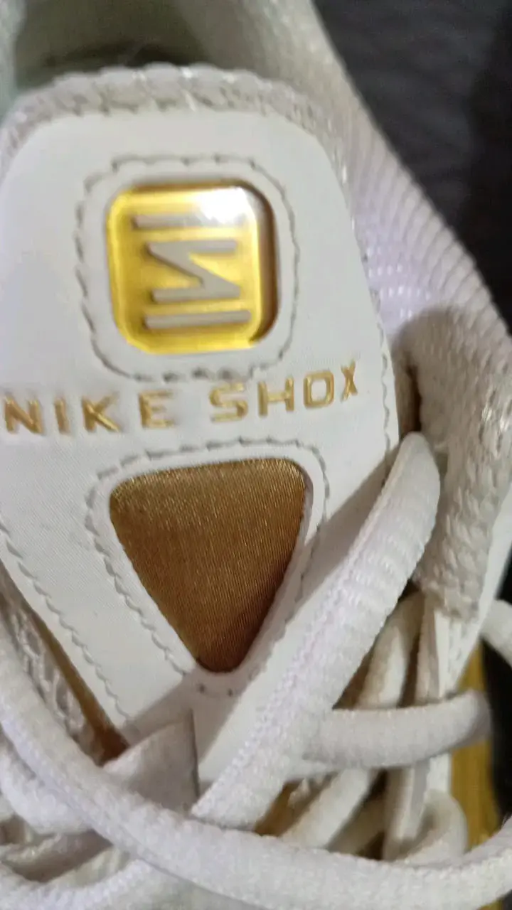 Zapatillas deportivas Nike shock doradas y blancas - 4