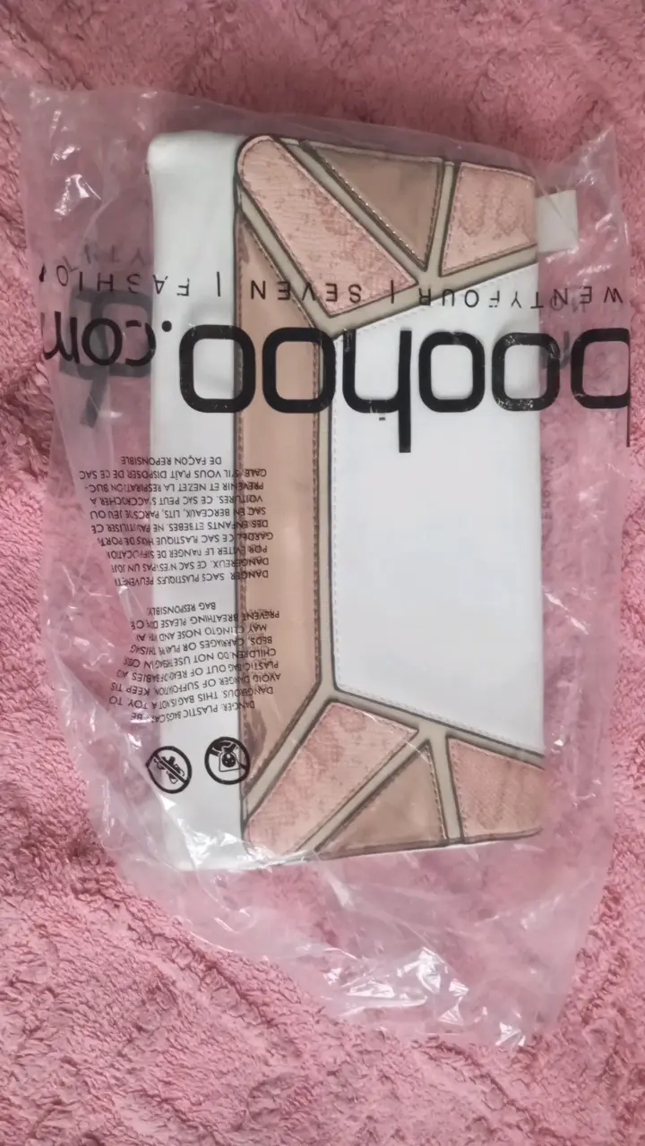 Cartera de mano geométrica Boohoo
