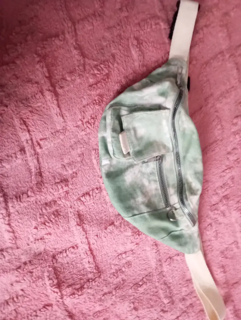 Riñonera estilo tie-dye verde y blanca