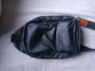 Riñonera negra con múltiples bolsillos - miniatura 1
