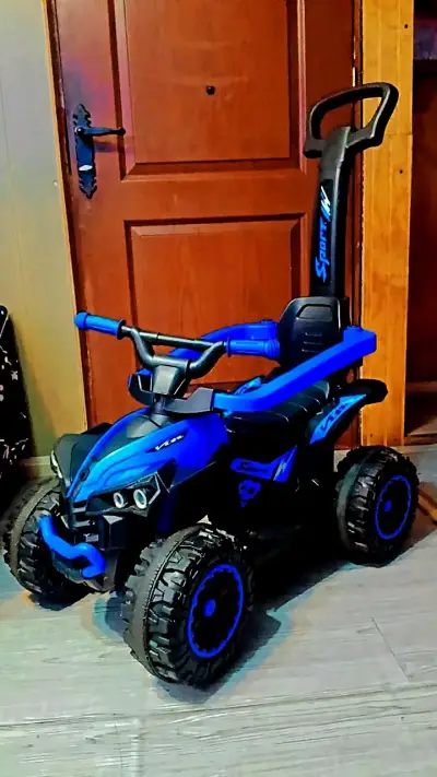 Auto eléctrico para niños azul con manillar - miniatura 1