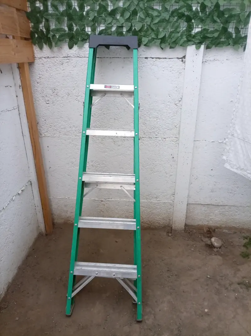 Escalera de fibra plegable de 6 peldaños