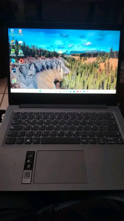 Laptop Lenovo Ideapad S145 en buen estado - miniatura 1