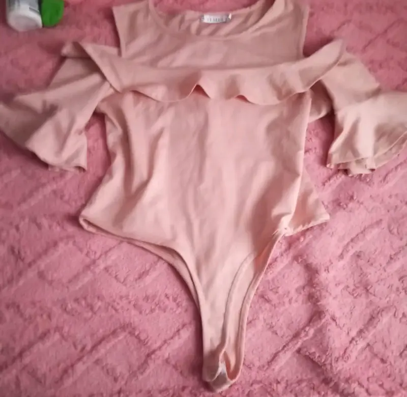 Body de mujer color rosa con volantes