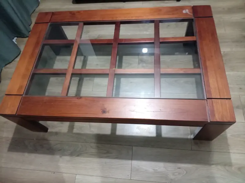 Mesa de centro de madera y vidrio estilo moderno - 1