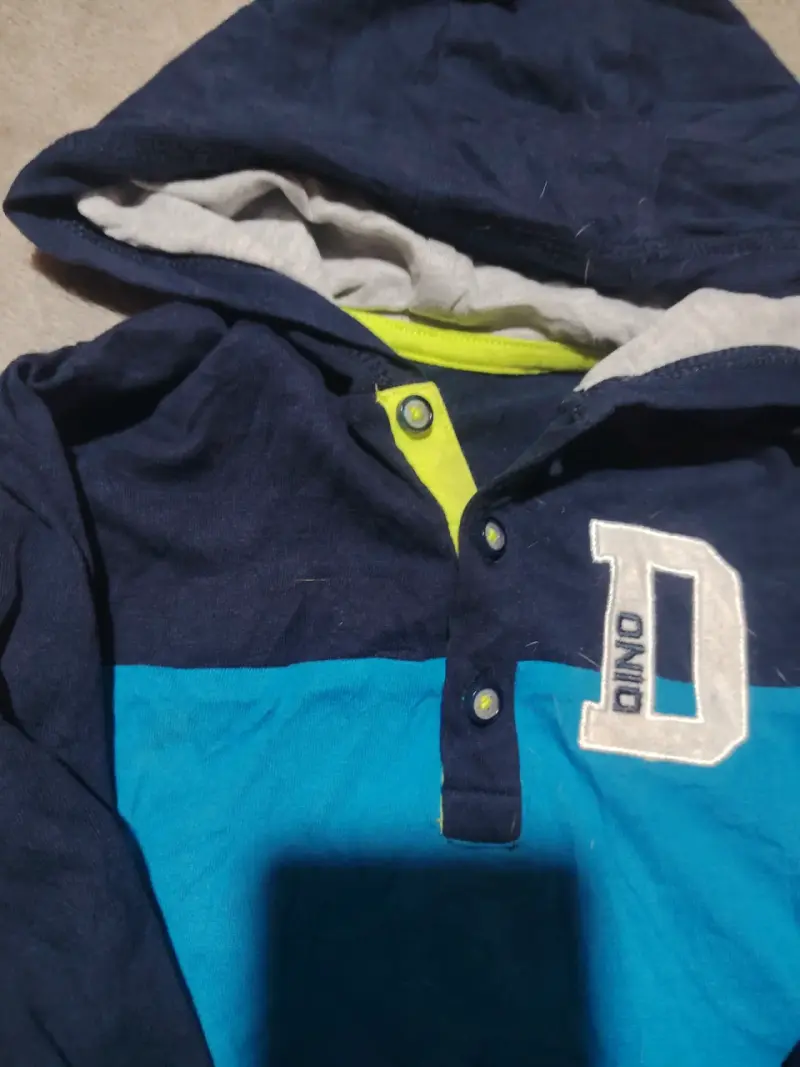 Polerón con capucha para niño azul y negro - 2
